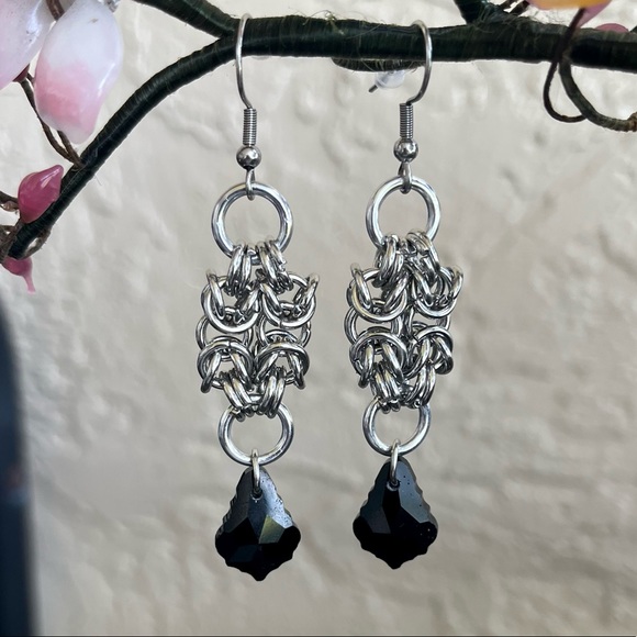 Handmade maille dangly stainless steel earrings with black austrian crystals - Picture 13 of 16